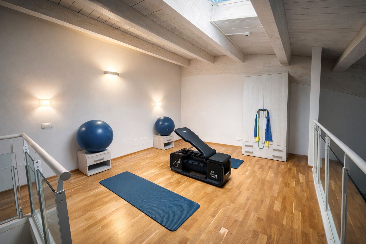 Il soppalco della Doppia Sport Duplex attrezzato per allenarsi, con panca, due fitball, tappetini ed elastici